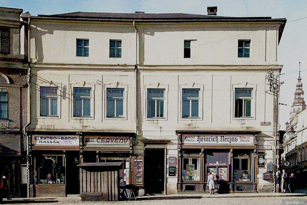 Obchůdky na nároží Dolního náměstí a Mezi Trhy