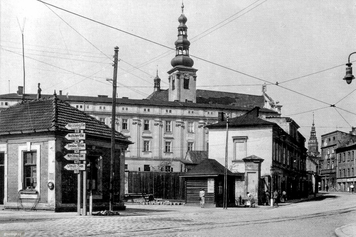 Kostel sv. Vojtěcha s bývalou jezuitskou kolejí (dnes Zemský archiv)