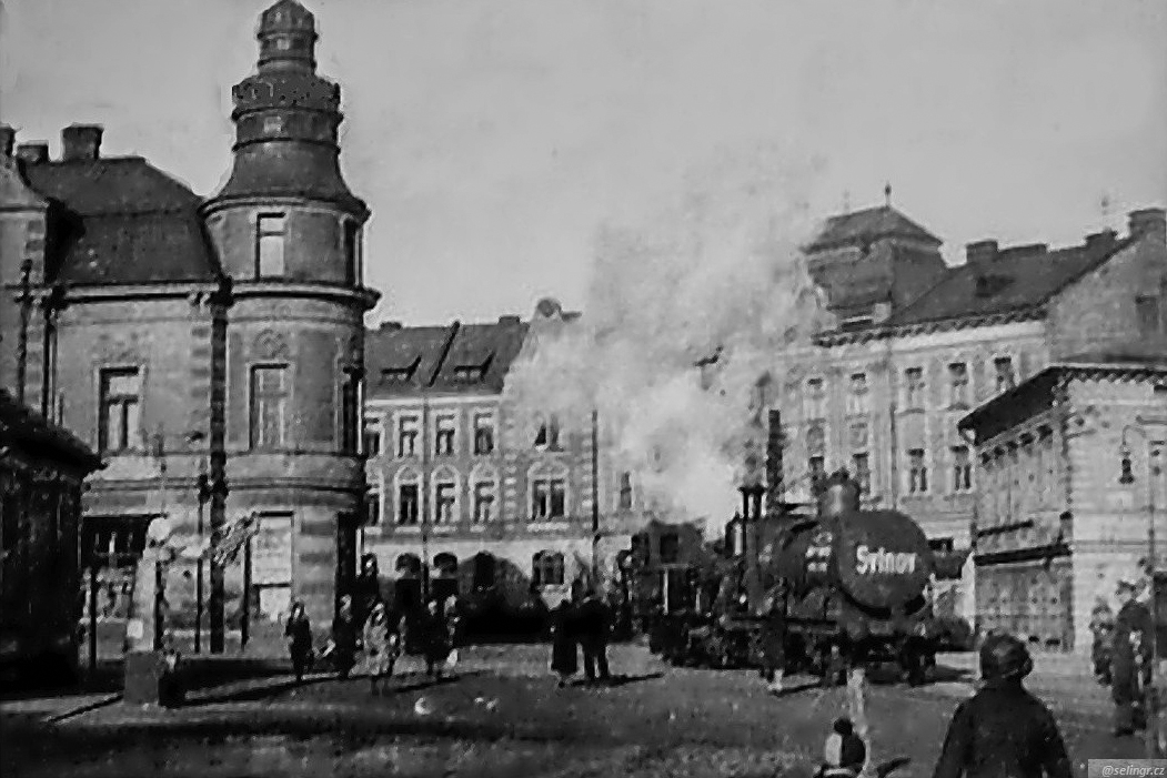 Průjezd parní lokomotivy Nákladní ulicí ve 30. letech 20. století