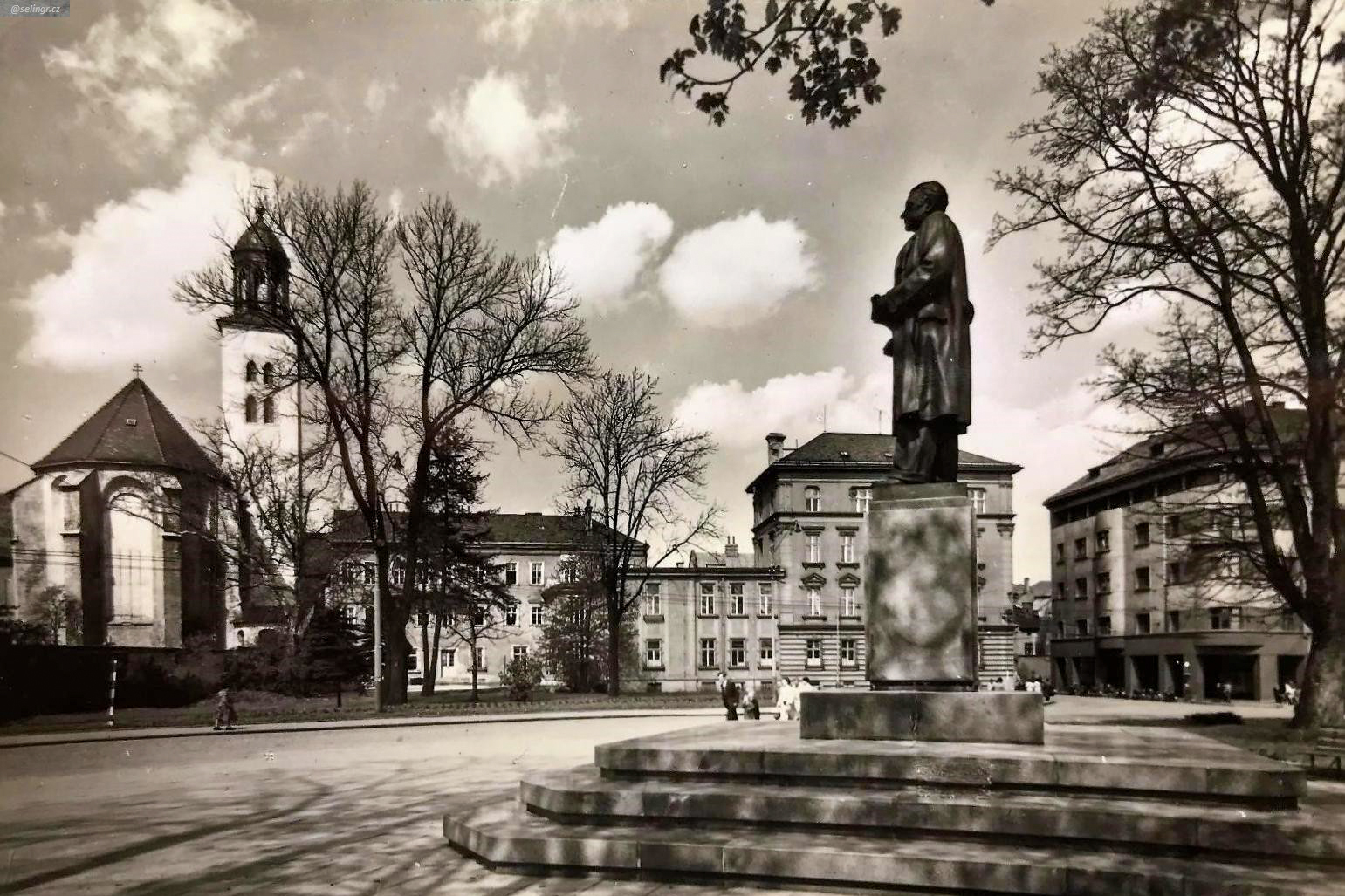 Památník Klementa Gottwalda na ústí do Smetanových sadů