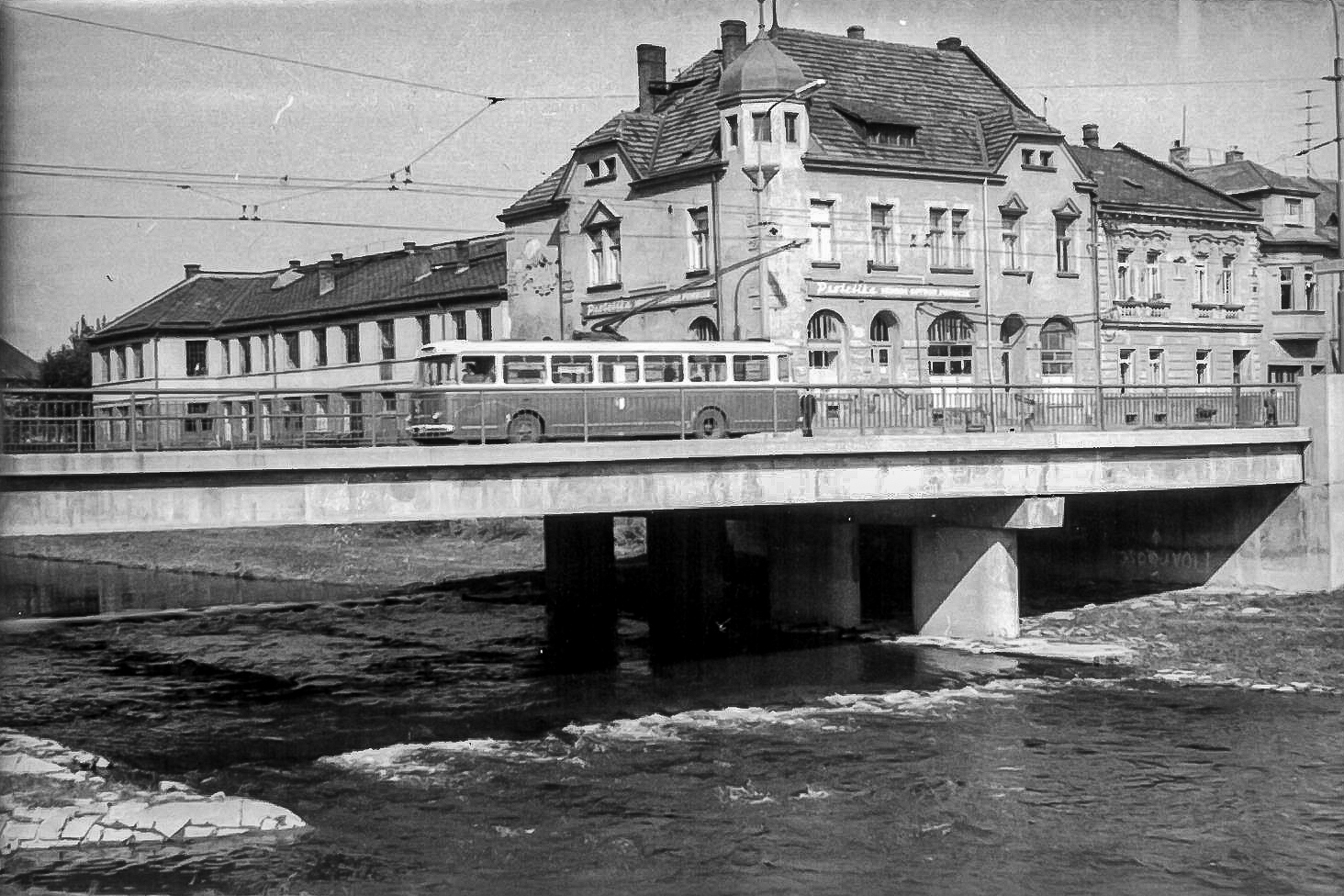 Trolejbusová doprava na mostě na Ratibořské ulici