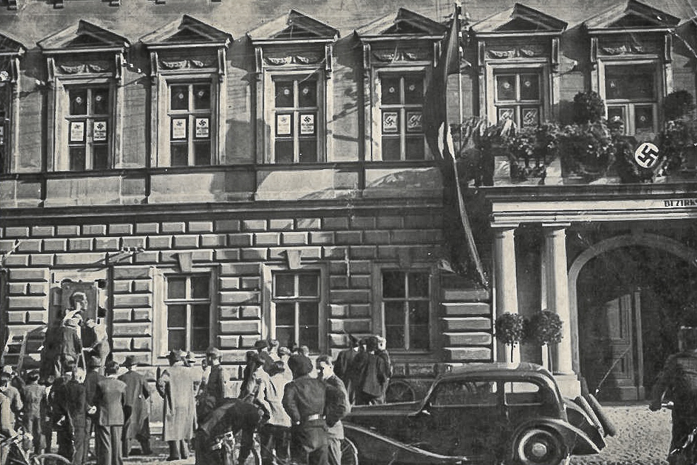 Fašisté sundávají pamětní desku T. G. Masaryka