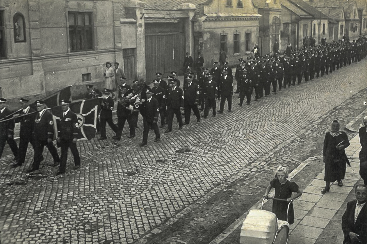 Pohřební průvod Rolnickou ulicí