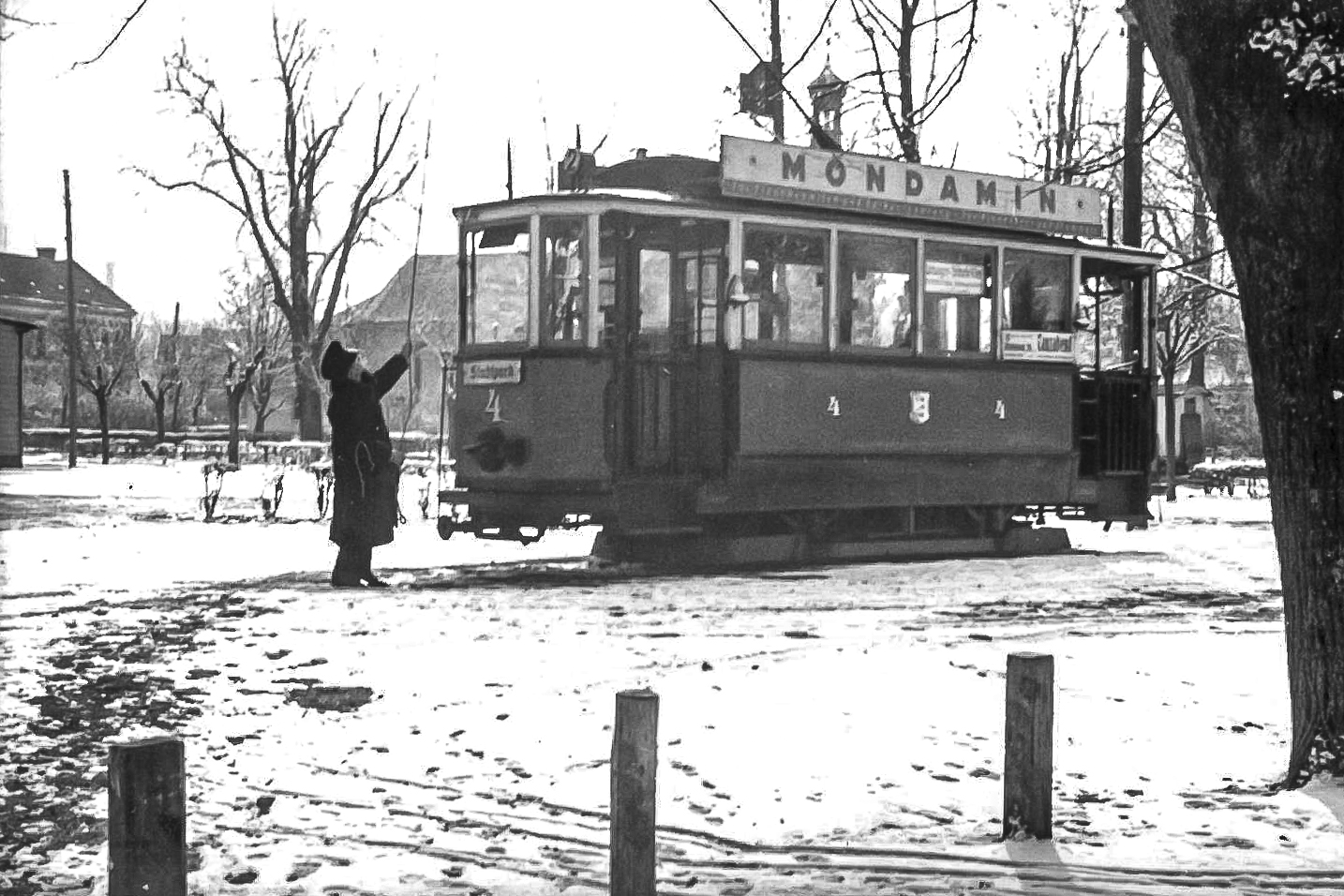 Konečná tramvajové linky č. 4 na náměstí sv. Trojice v Městských sadech