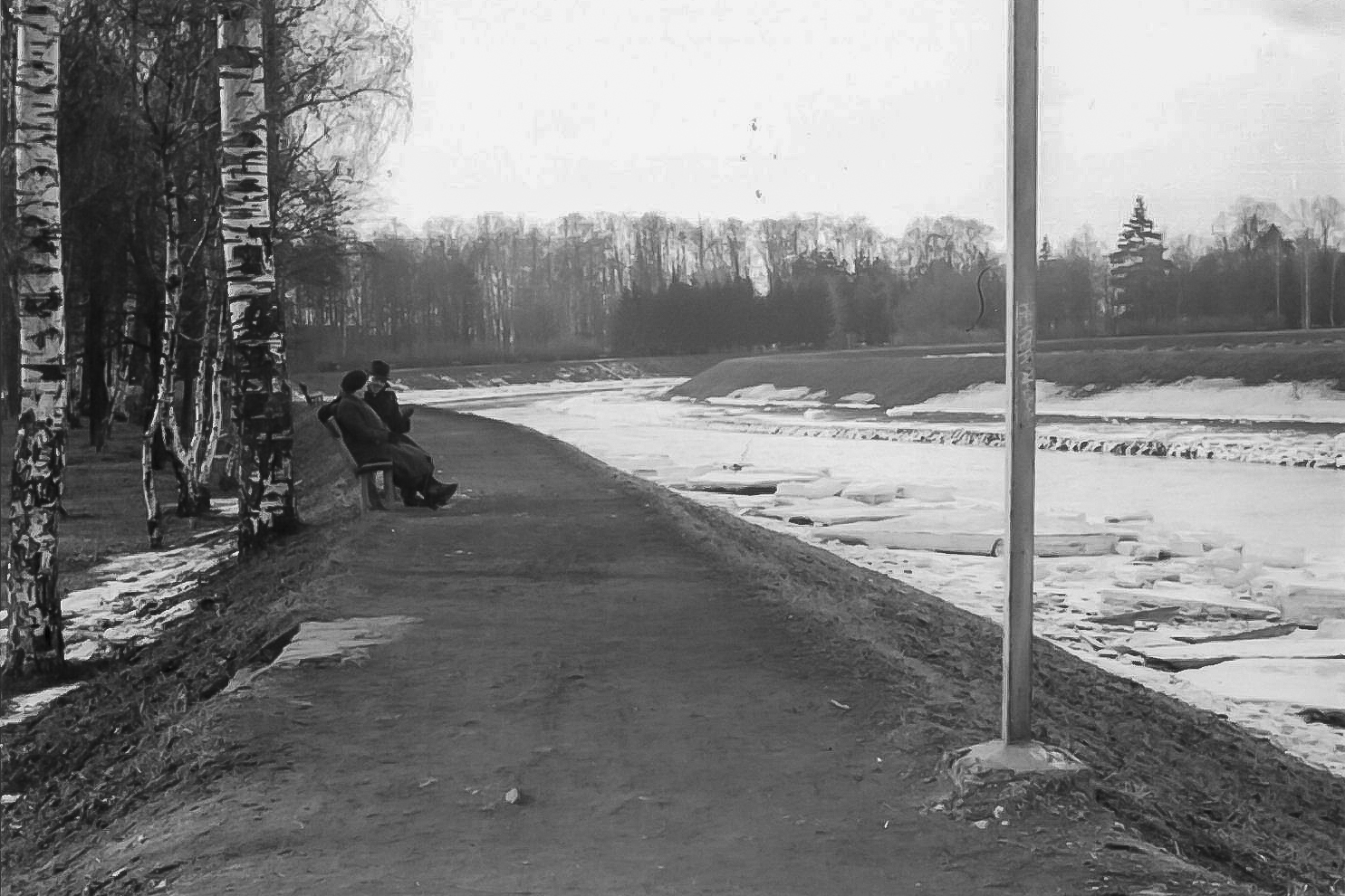 Pohled na řeku Opavu z Městských sadů nedaleko stadionu SFC