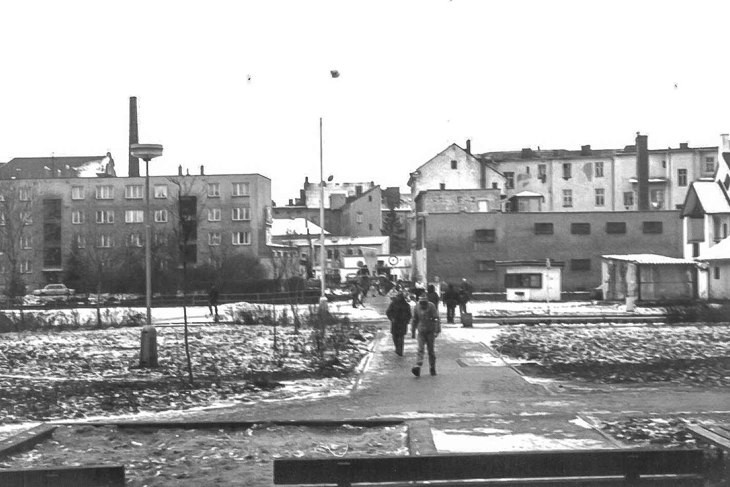 Zeyerova ulice, na lávku přes řeku.