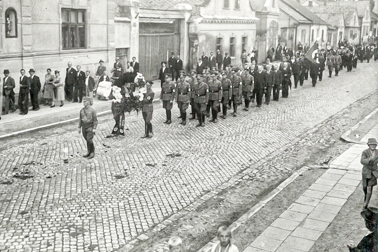 Pohřební průvod Rolnickou ulicí