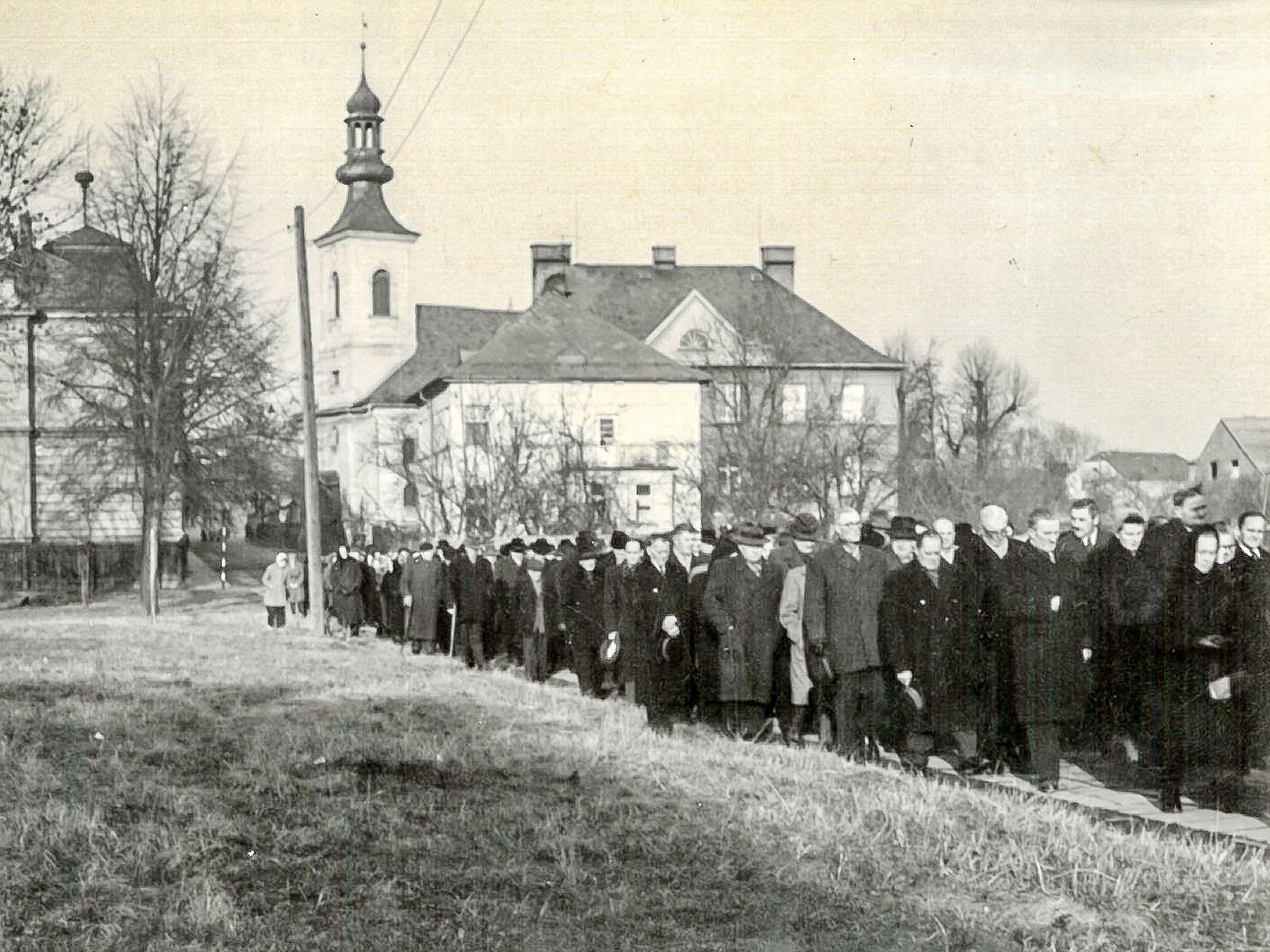Smuteční průvod Kostelní ulicí