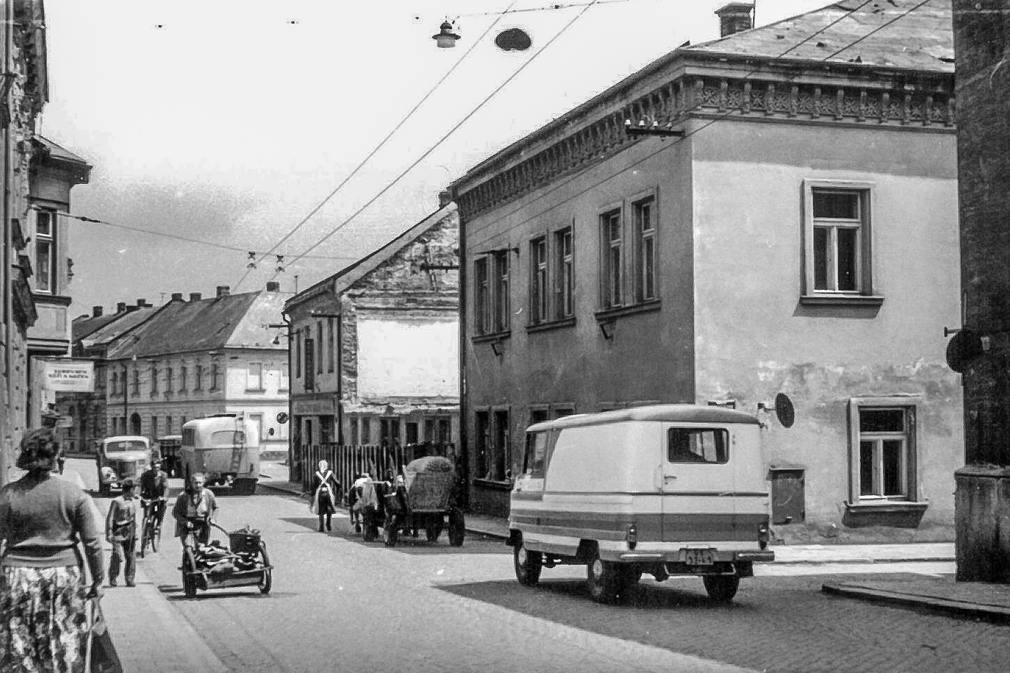 Ratibořská ulice, pohled téměř od mostu směrem do Kateřinek