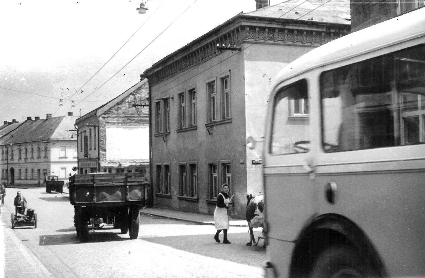 Ratibořská ulice, pohled téměř od mostu směrem do Kateřinek