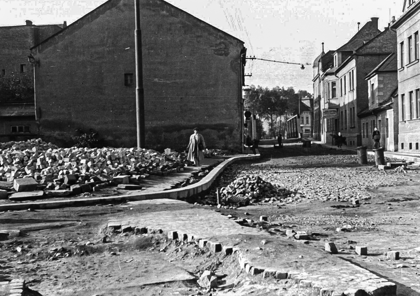 Ratibořská ulice směrem k Opavě s železným mostem přes řeku Opavu, který stál do roku 1967