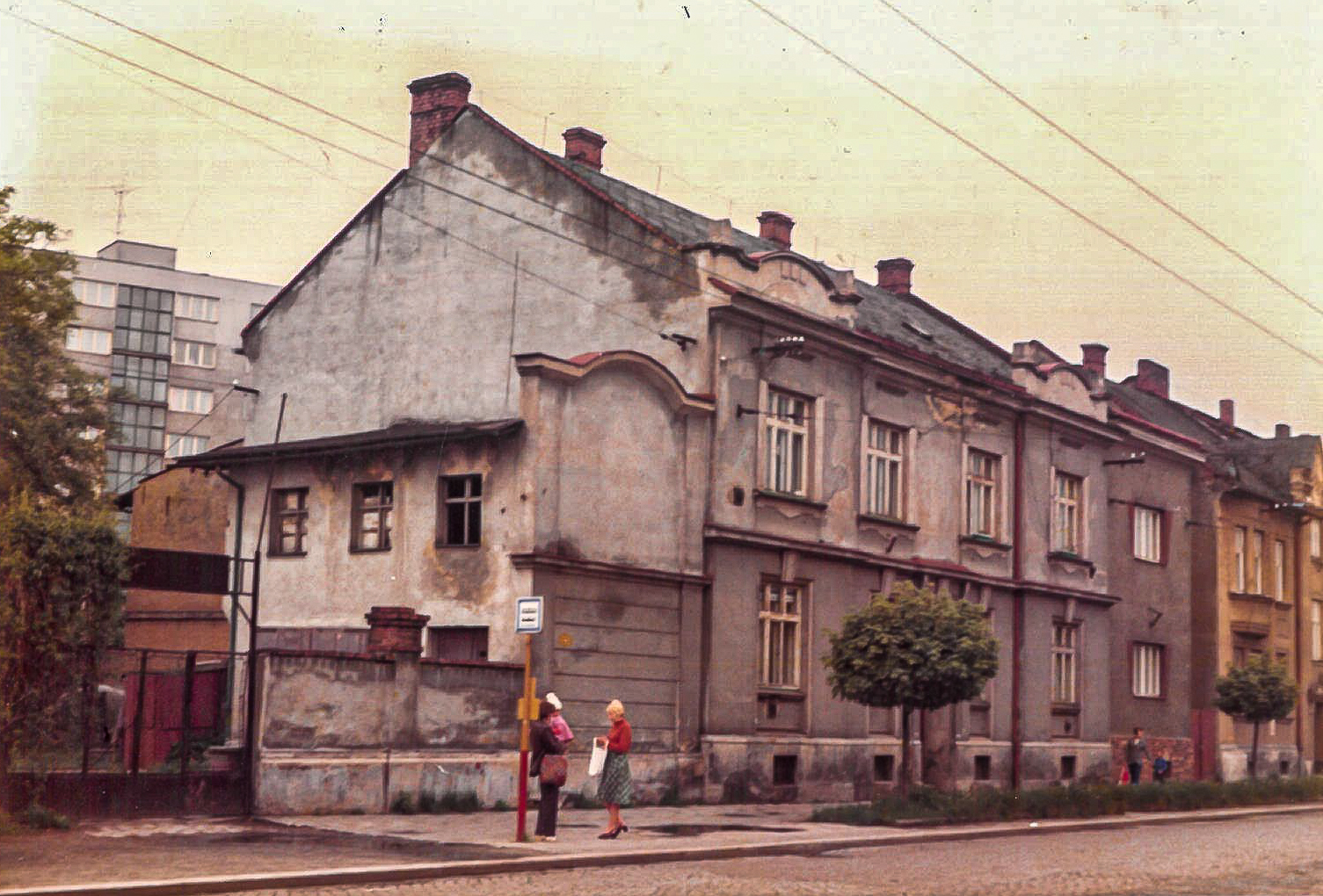 Kateřinky, dům studnaře Witmanna (poté Urbanský), vpravo bývalá německá, poté česká školka.