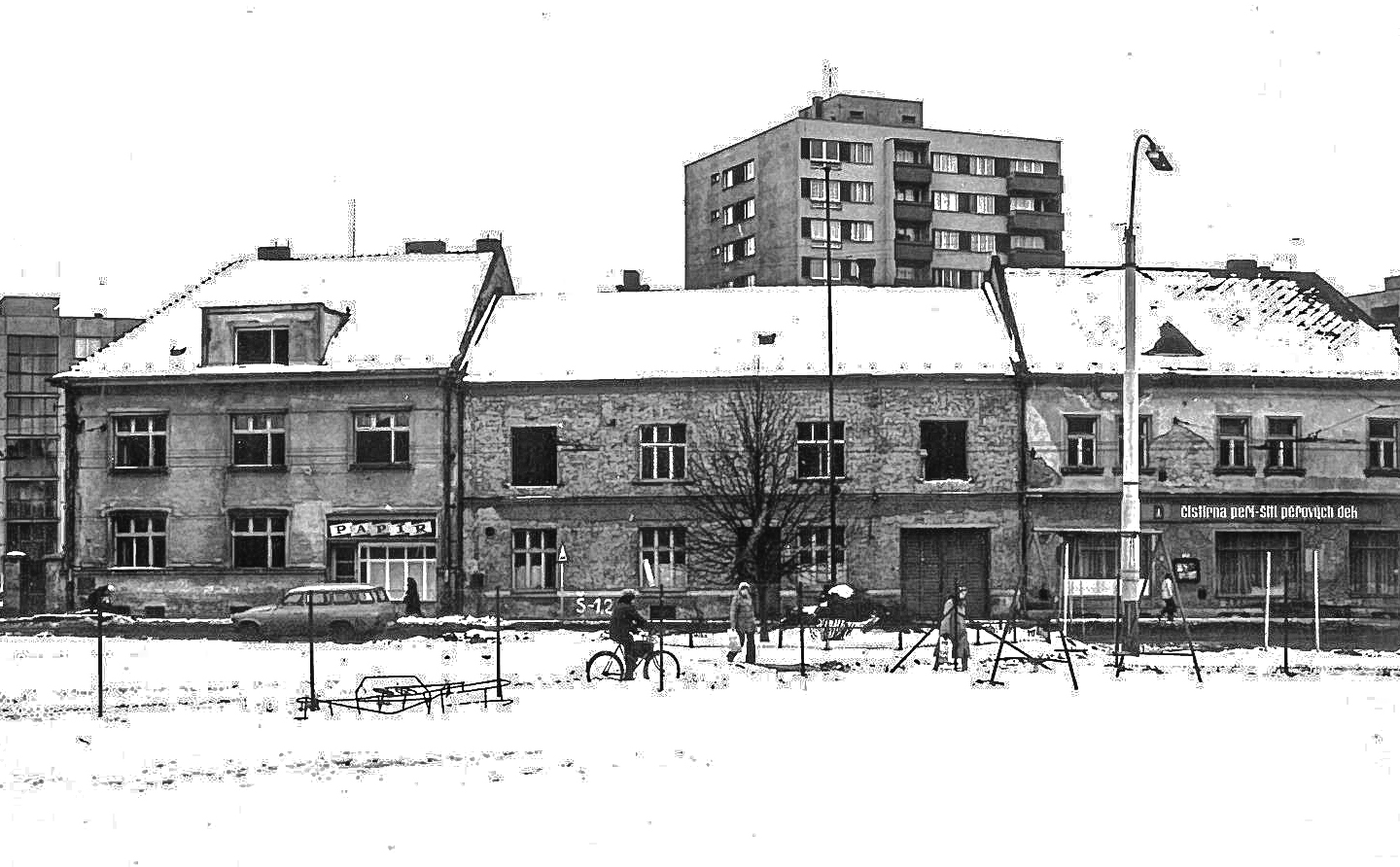 Ratibořská ulice, čistírna peří před demolicí, dříve řeznictví Srubek, uprostřed hospoda U Onderky, vlevo papírnictví Narpa