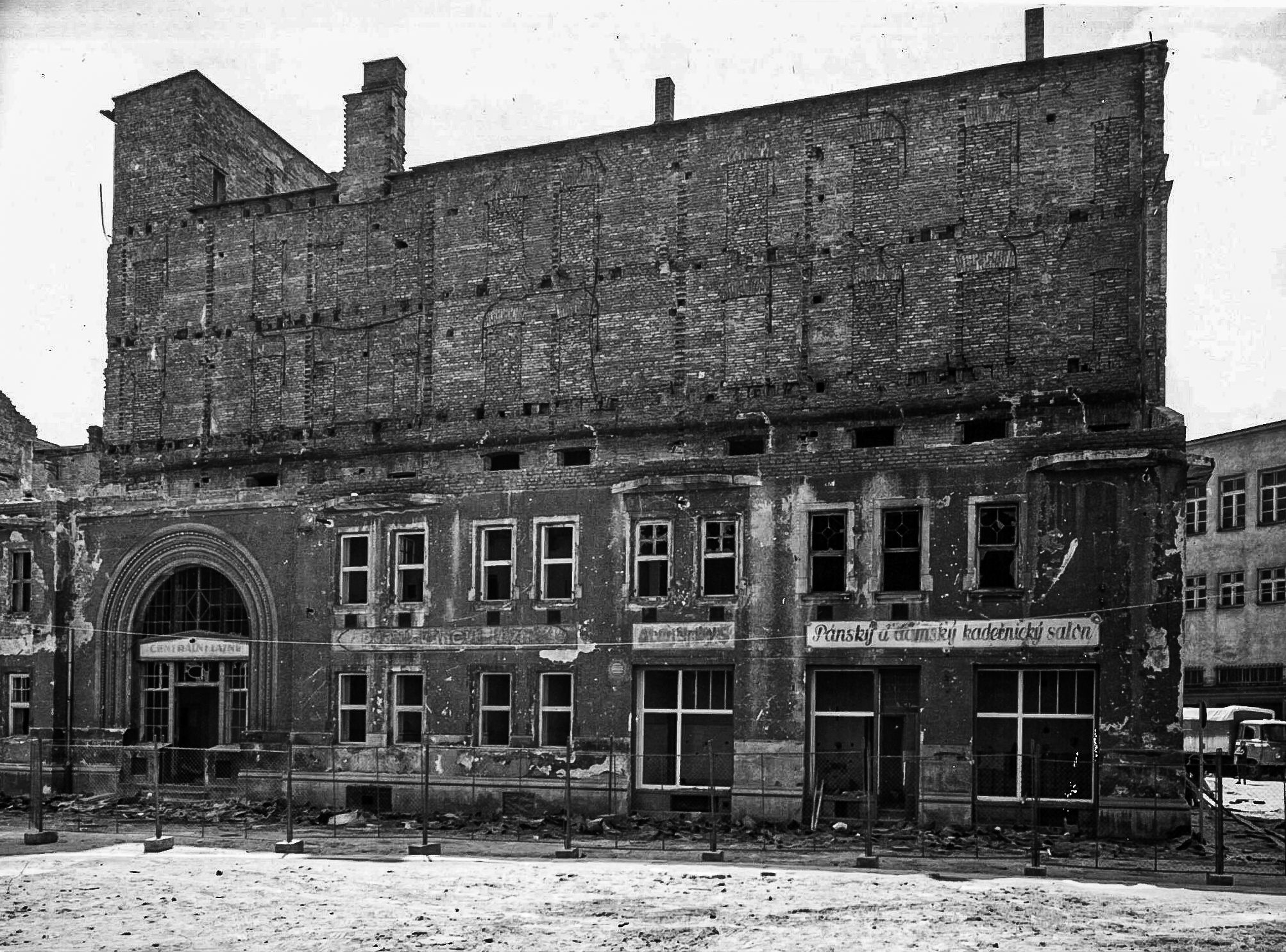 Masařská jižním směrem naproti koňskému výseku. Centrální městské lázně. Zleva lázně s bazénem a kadeřnictvím