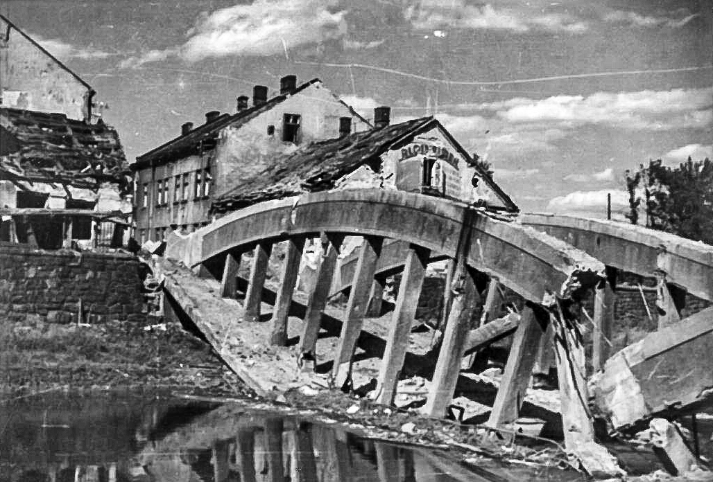 Zničený betonový most propojující Kateřinky a centrum