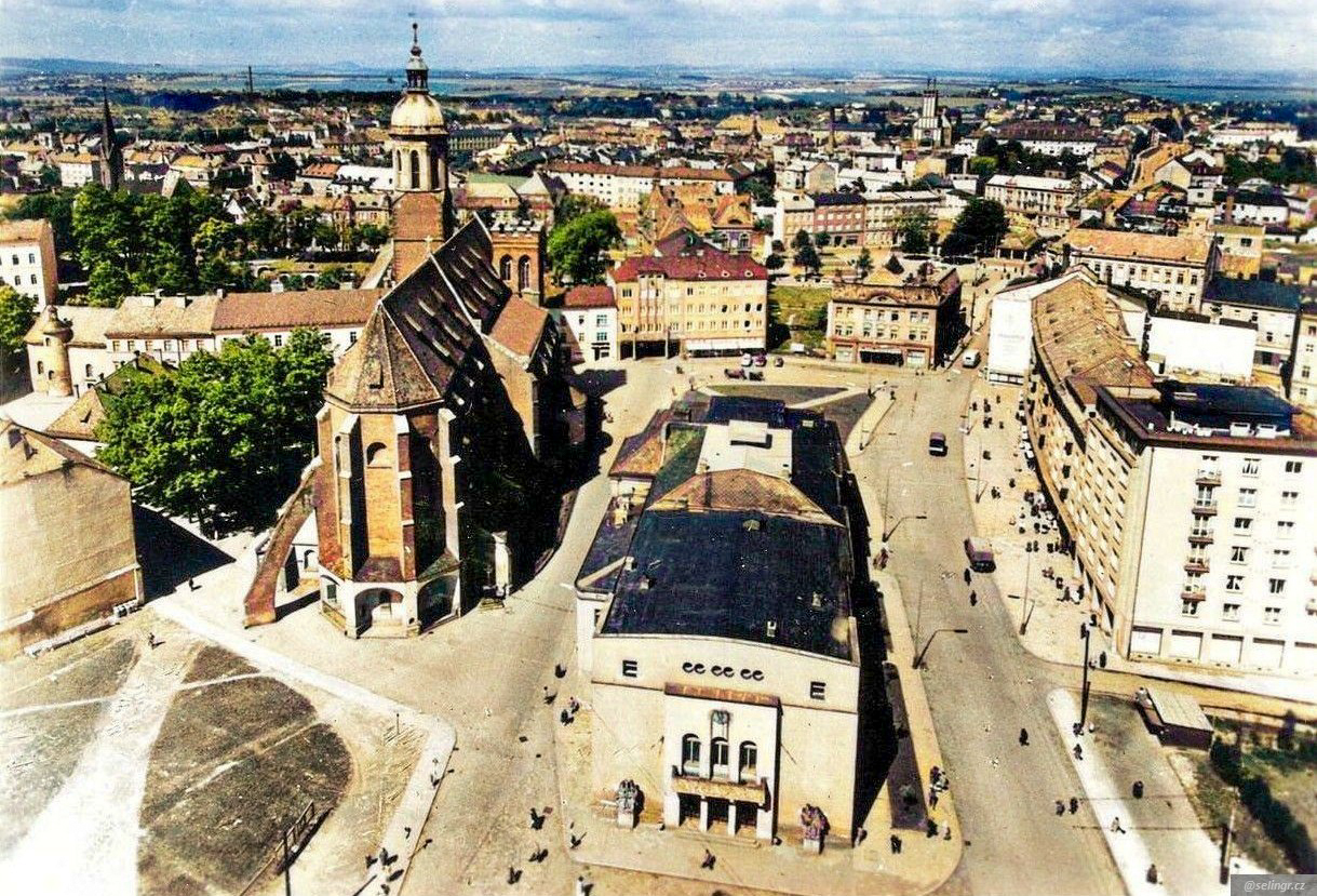 Pohled z Hlásky na Horní náměstí před budováním nové zástavby