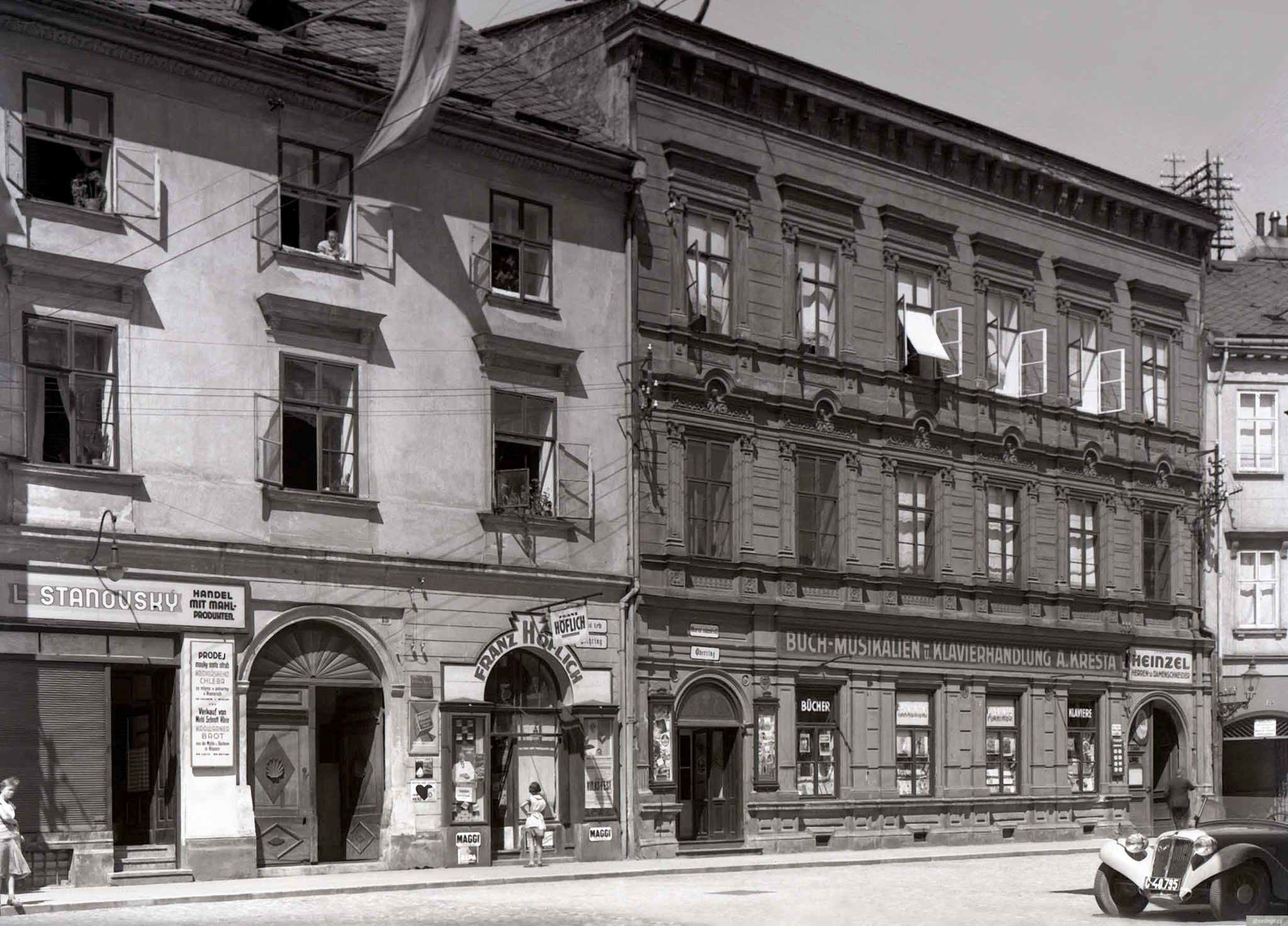 Prostranství před bývalým Hotelem  U Zlaté koruny